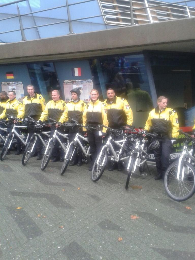 HandhavingC_010's tweet photo. Bikers/Stadswachten zijn er klaar voor #sinterklaasintocht. ^ms http://t.co/g29Tg5vftt