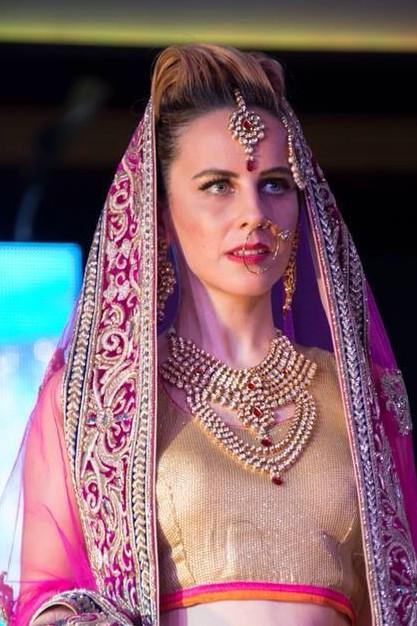 MichellaD's tweet photo. 💄@TheGirlfriendz 👗#Vivahcollection 📷 #Azizladha #Darpanawards #fashionshow #Indianbridal #Indian #India ❤️💋 http://t.co/IFbZUch6J9