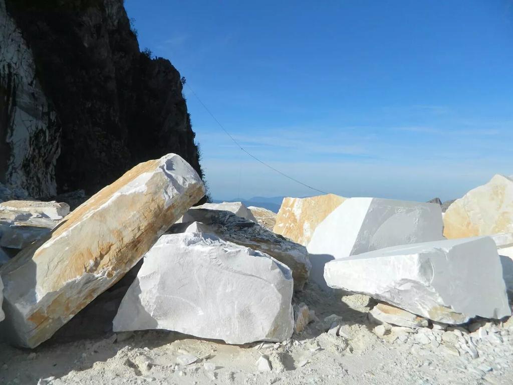 CMarbledesign's tweet photo. Non siete sulla luna, ma tra le cave di #marmo bianco di #carrara ,uno scenario unico al mondo.Qui nasce Moon!#design http://t.co/JtIrg6EyWU