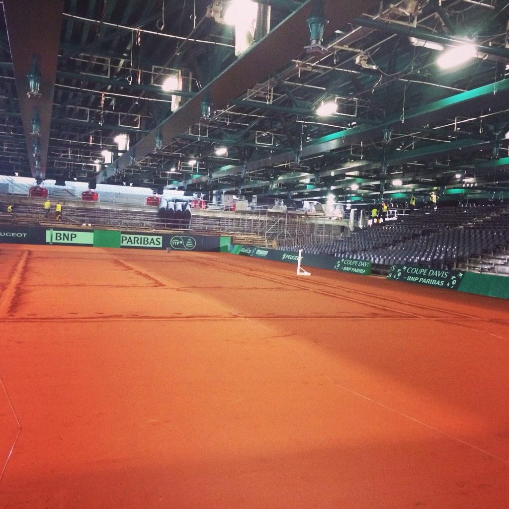 WeAreTennisFR's tweet photo. On pourrait presque taper quelques balles sur le court du Stade Pierre-Mauroy ! #CoupeDavis RT @Lillemaville: http://t.co/UOAjixU5ld