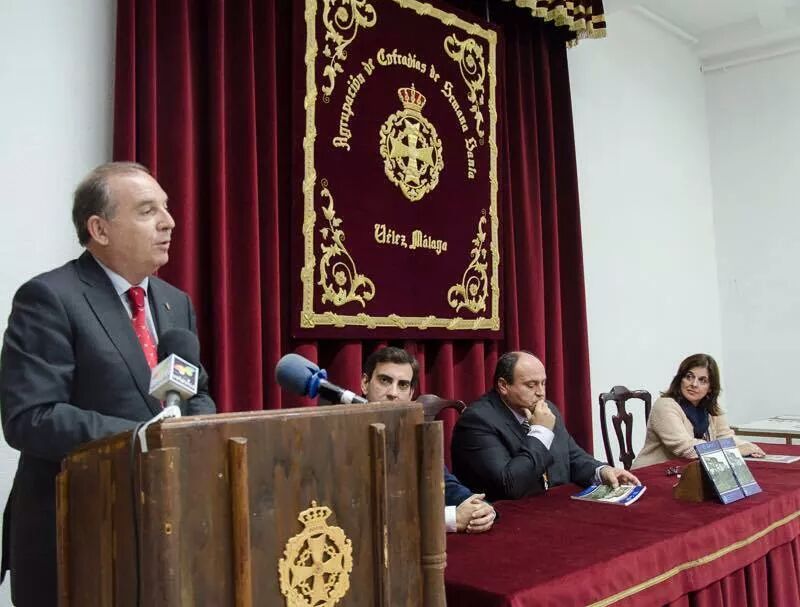 AytoVLZ's tweet photo. Anoche en la  presentación del Libro "El Guión" en su edición de otoño 
#CofradiasVM @malagasanta @MiPropioSentir http://t.co/kh9l107WIH