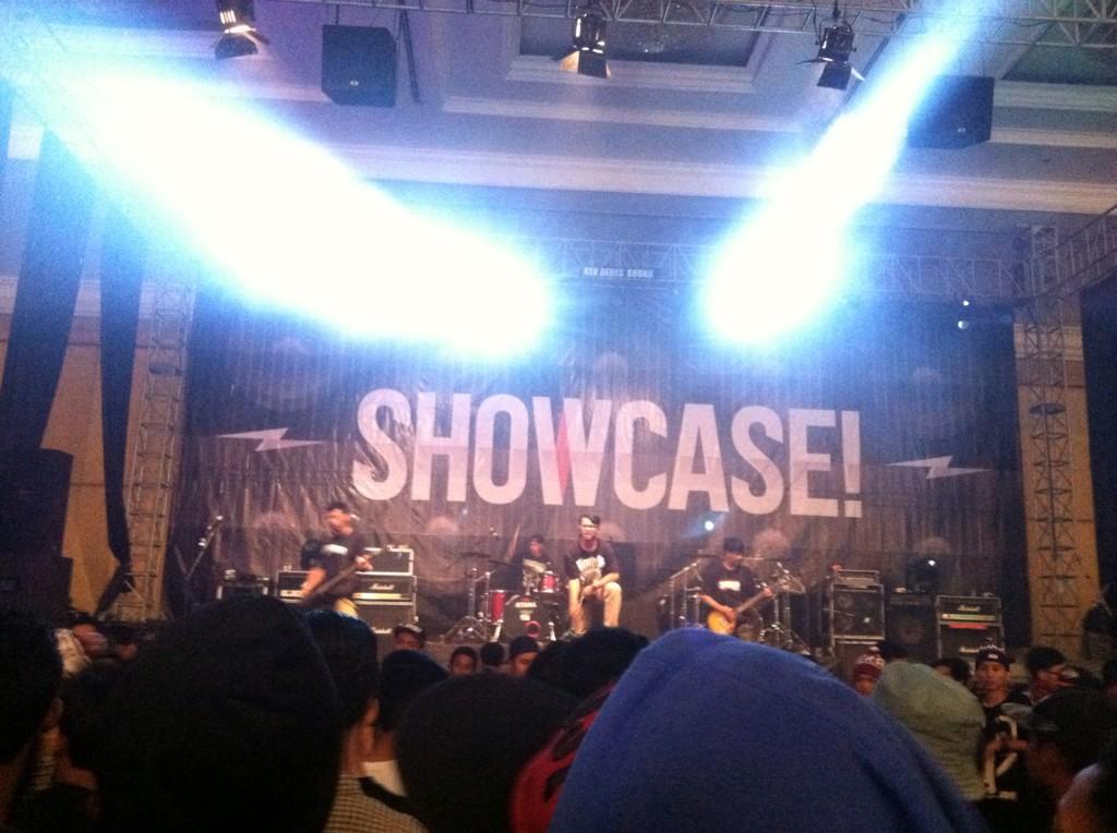 salahudinmtlcr's tweet photo. @RESENTMENTHC on stage @ShowcaseEvent !!! Panas!! http://t.co/ZLIe7PJVQI