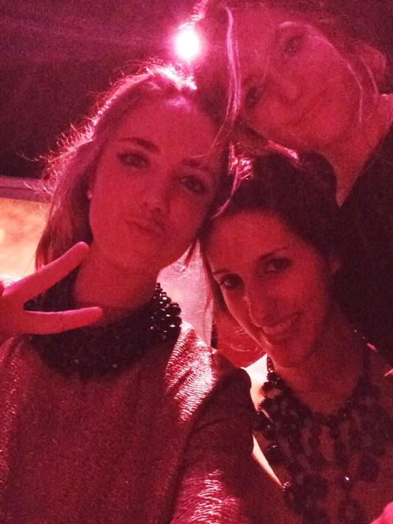 MaartaFidalgo's tweet photo. Me dice noviembre que la paciencia puede esperar @cristinamolinaa @magii_23 #PackReturn http://t.co/0BhVZpOkIj