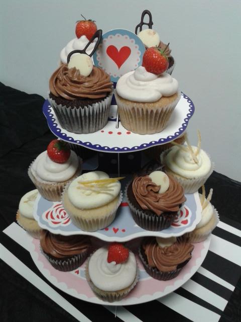 BookMinxSJV's tweet photo. Handmade cupcake delivery from @DawnBurnett here @TeamBATC HQ for our #CreativeWritingMasterclass guests, delicious! http://t.co/ISqFNB7CJy