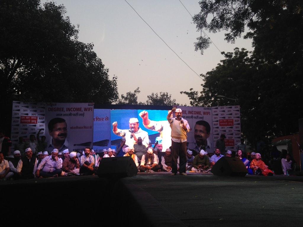 AAPYouthWing's tweet photo. AK unveils d 5-point youth blueprint; promises concrete and feasible plans for Delhi. #YouthDialogue http://t.co/9BEregqMxO
.@AamAadmiParty