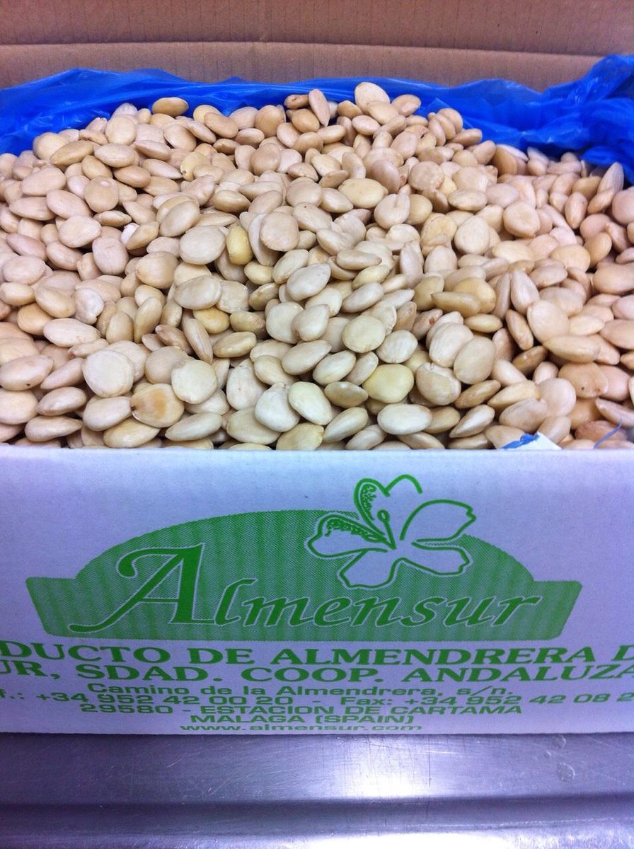 RestElLago's tweet photo. Seguimos a todo gas. Preparativos #GuiaMichelin2015 #Marbella abrimos  #almendras #marconas para porra malagueña http://t.co/hGDzjcRrGY