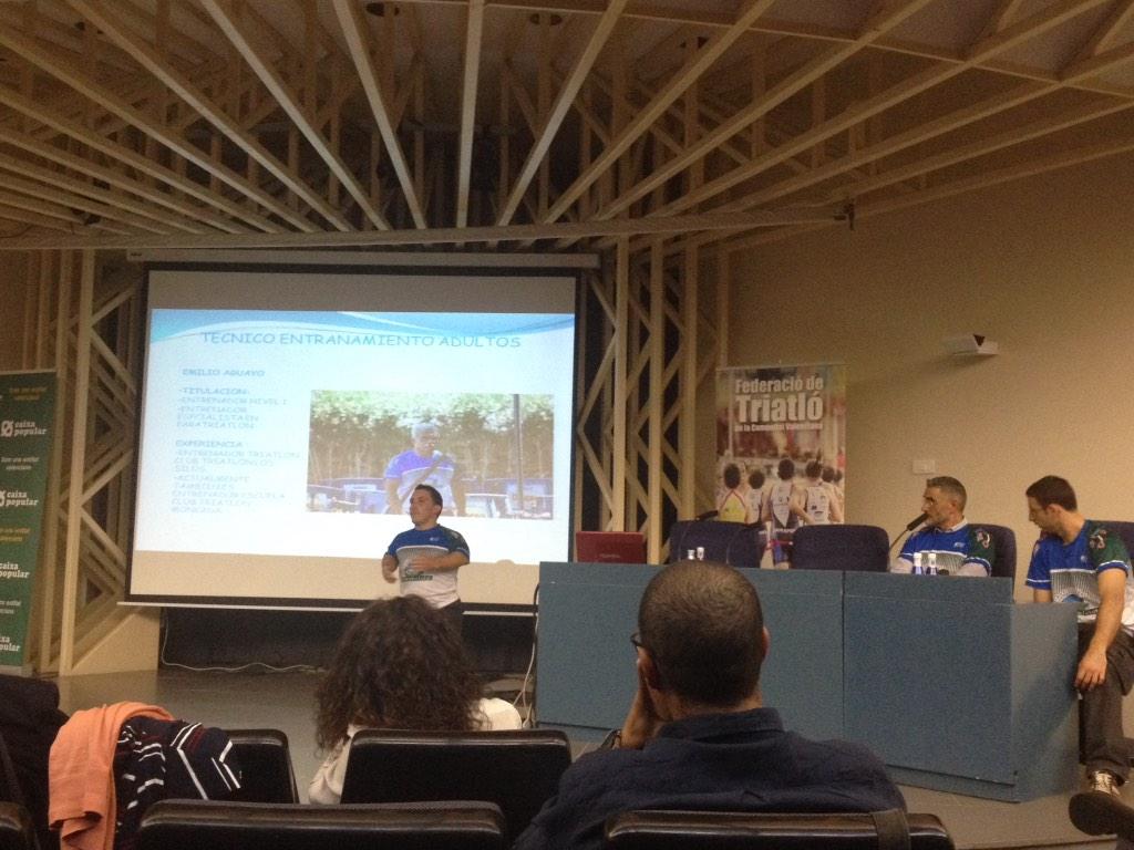 irontour_lavila's tweet photo. Tot un exemple a seguir @AvantValencia amb els seus entrenadors @Rauliyor32 @Miri_225 i el presi #ValerianoMoreno http://t.co/4sVaf13vtP