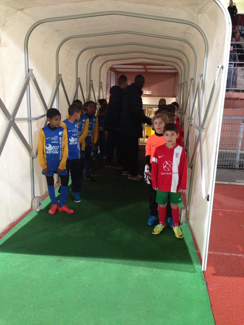 uscreteil's tweet photo. Les petits représentants des deux équipes sont déjà là ! #USLUSCL http://t.co/pF2Muou4lg