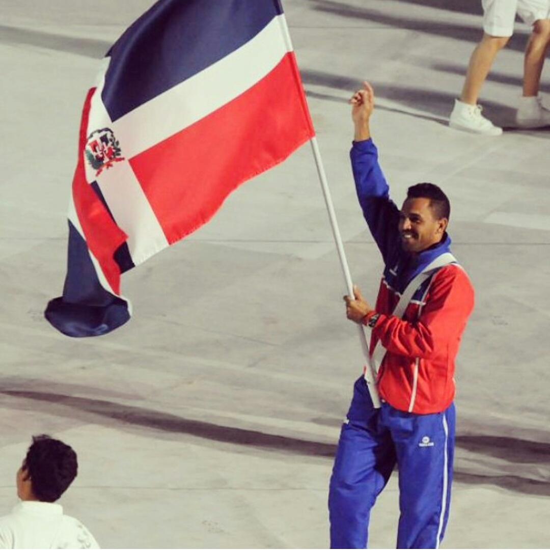 TenisDominicano's tweet photo. Víctor Estrella llevando la bandera nacional en los juegos Centroamericanos y del Caribe Veracruz 2014. http://t.co/O6h6rGbOqi