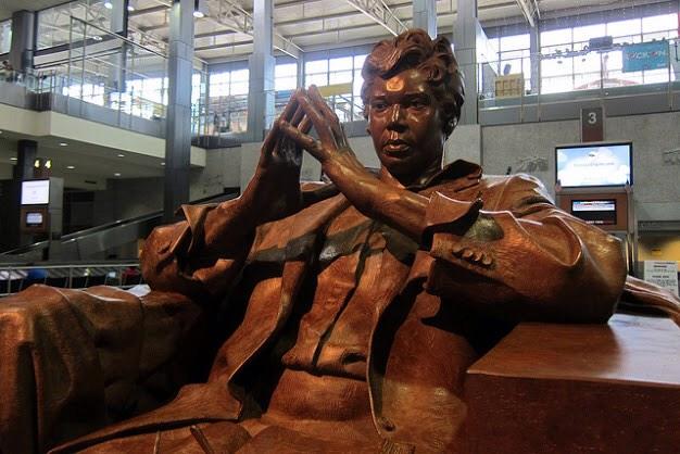 Houstorian's tweet photo. Today in 2002, Houston congresswoman Barbara Jordan is honored with statue at Austin-Bergstrom International Airport. @AUStinAirport #keepaustin https://t.co/7JLWMj5FN6