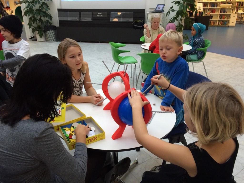 vigild's tweet photo. Nordisk Spildag ruller på Tårnby bibliotek - total #pappower og Boom Boom Balloon #guldbrikken #ngd14 http://t.co/0BeQ1SmJnx
