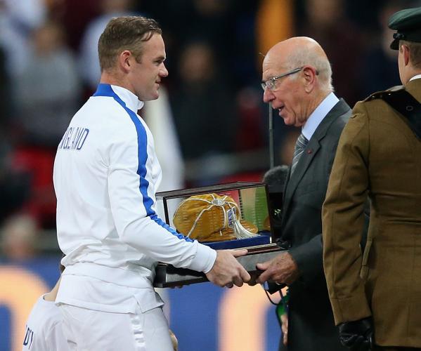 Selamat kepada <a href="/WayneRooney/">Wayne Rooney</a> yang menerima '100th England cap' dari sang legenda Sir Bobby Charlton.