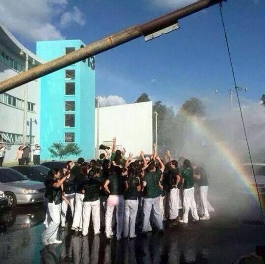 CO2_AEQ's tweet photo. Felicidades a nuestros compañeros de 5to QB por su cierre! Una meta cumplida, una meta que todos tenemos trazada :D http://t.co/r45KZRMBkl