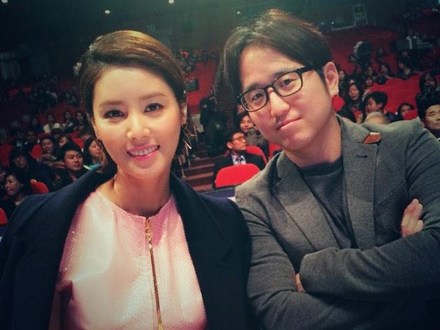 ysimock's tweet photo. 항상 힘이 되어주는 88년도 생물학적 완성도 1위님과 함께.. (좀 지난 시바이.. 꿋꿋이) http://t.co/T1etU1MBTd