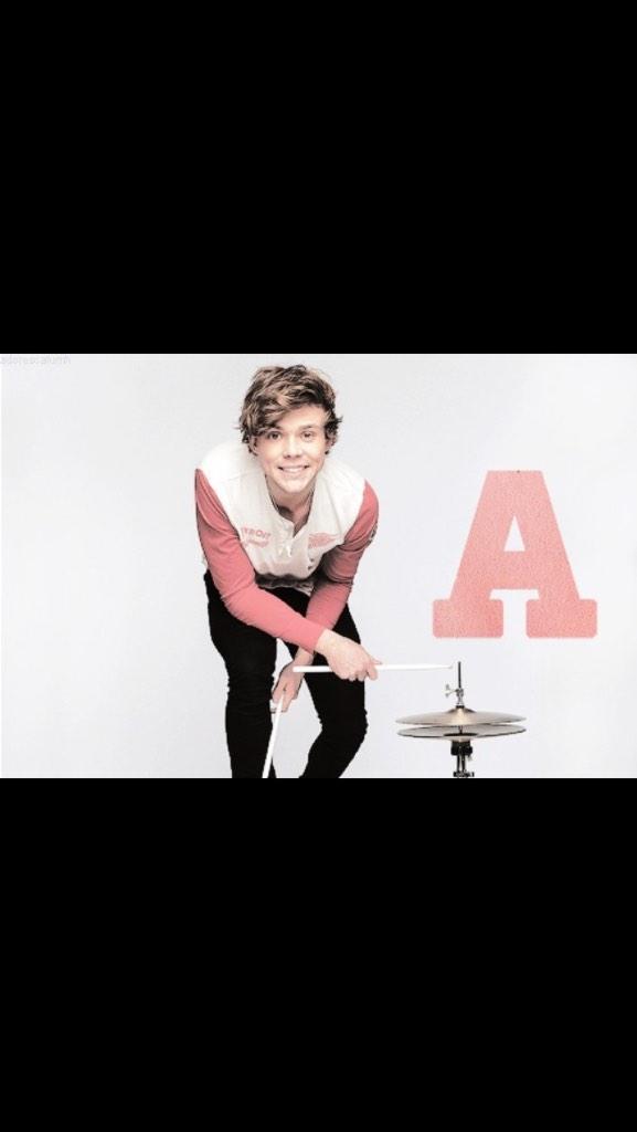 miliePlourde's tweet photo. #MTVStars 5 seconds of summer! #MTVstars5sos #vote5sos  vote update! Let's go!👍🙊💖✌️ http://t.co/BGCim87TYz