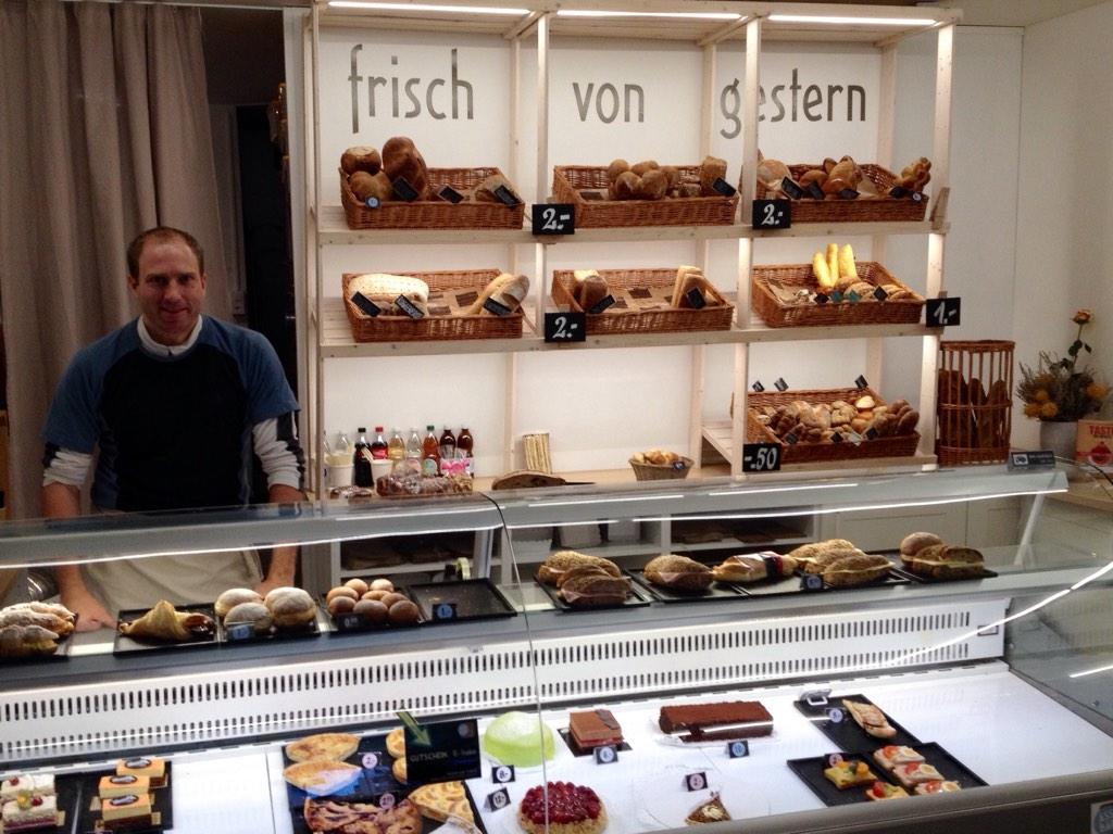 thinkpunk_ch's tweet photo. Brot von gestern. Lecker und Günstig. Gegen #FoodWaste. Mitten in Züri. Gute Idee. Von @Aessbar  aess-bar.ch http://t.co/zTGMuuKYBS
