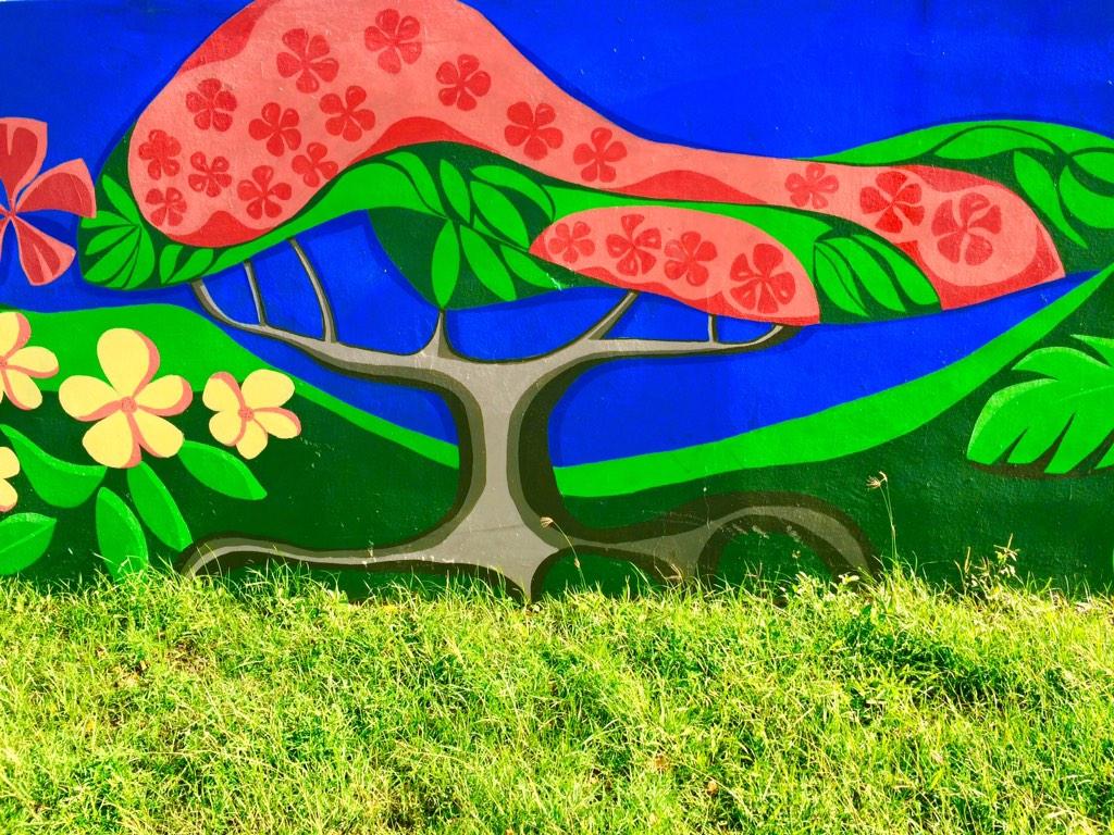 guzmanl's tweet photo. Take a look at the wall murals that adorn the school lin @LuquilloRenace @PuertoRicoPUR http://t.co/Z2crGAPkIG