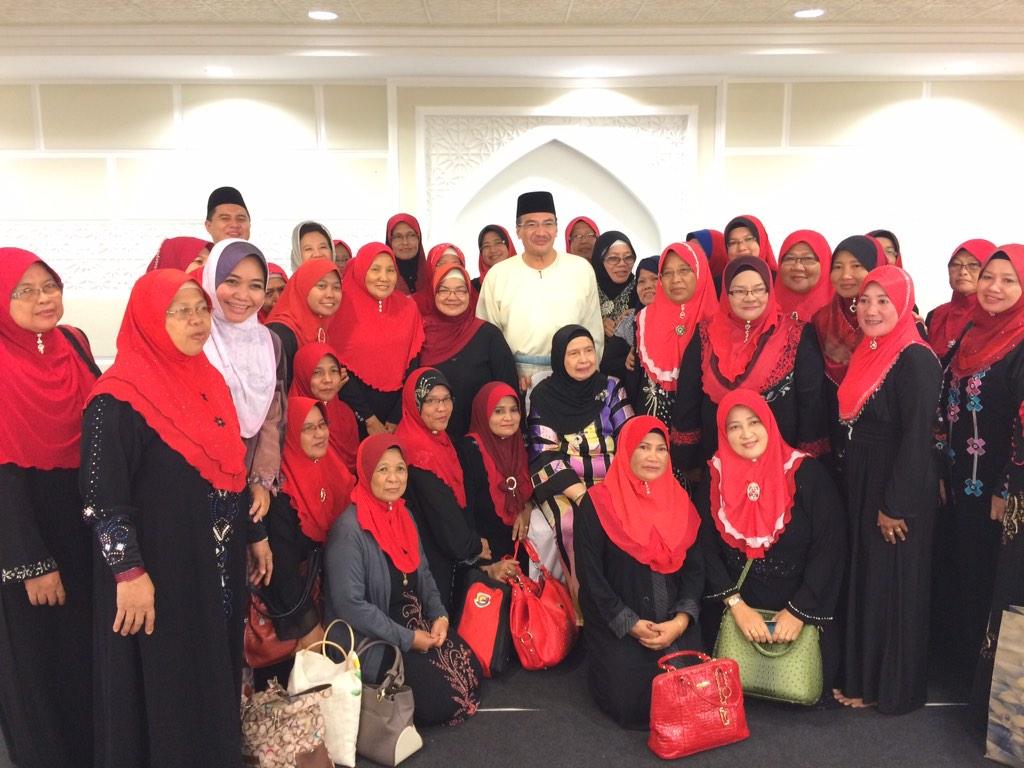 Keluarga Besar H2O RT comms: <a href="/HishammuddinH2O/">Hishammuddin Hussein 🇲🇾</a> bersama @wanitasembrong selepas Majlis Tahlil  <a href="/musalmah7559/">Musalmah</a> <a href="/onnhafiz/">Onn Hafiz Ghazi</a>