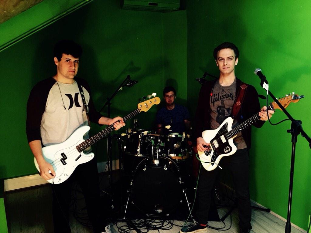 Tiaan_duToit's tweet photo. Live video done and dusted! #epic #band #musicians #music #paintedpixels #studio http://t.co/YF19LxUIWA