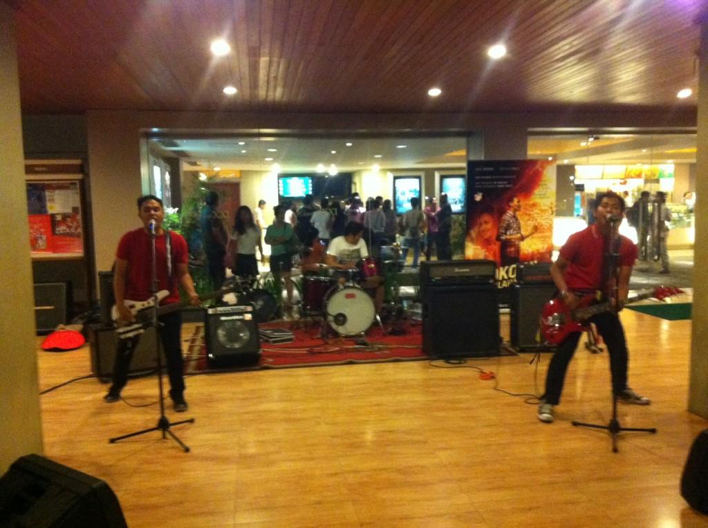 Official_JamSic's tweet photo. Yooo jamsic mlm ini di buka oleh coaster band yg selalu setia dgn alunan musik punk rock ny, http://t.co/Ju9QEEfioy