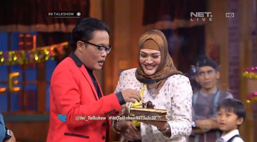 netmedia_info's tweet photo. Tiup lilin dulu @newsuleprikitiw #IniTalkshowNETsule38 http://t.co/xHWvW8mCFc