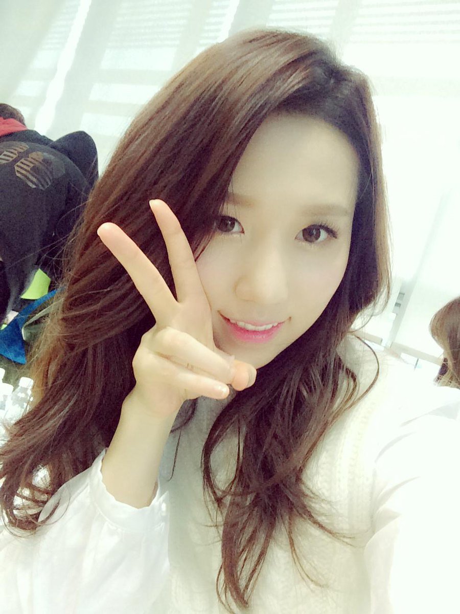 [#Lovelyz] 핑크가득한 귀여움과 새하얀 청순미를 같이 선보인 음악중심! 청순함 가득한 #JIN 의 브이 사진을 넘어 Behind Cut보러 공식카페로 오세요~ ▶cafe.daum.net/wlgirls/WHed/3