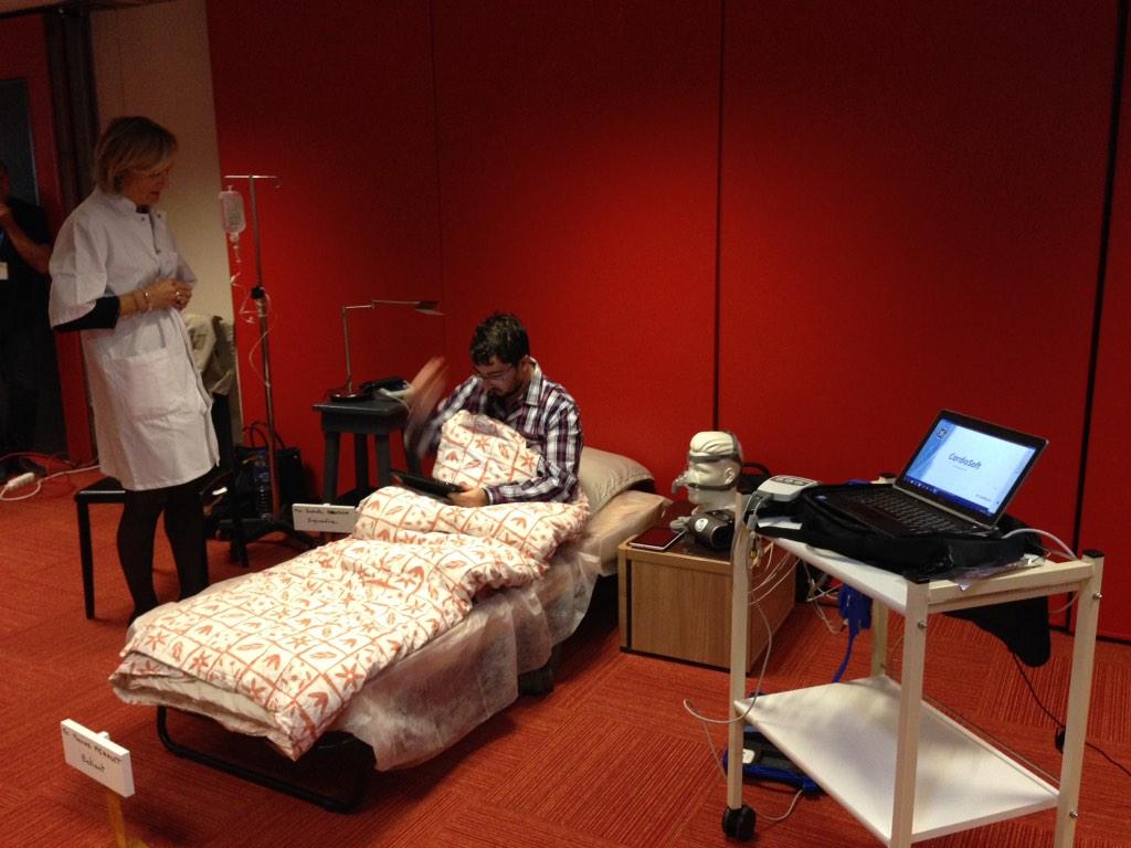 AuzouCeline's tweet photo. #RES2014 living lab :) l'infirmière au chevet du patient ! http://t.co/yg9q59b1O4