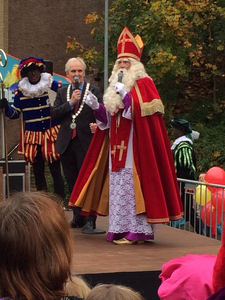 GemeenteHsum's tweet photo. Welkom Sinterklaas!  Onze collega's van de afdeling Bijzaken zijn gelukkig net op tijd klaar. http://t.co/lI6U2Ir1X0