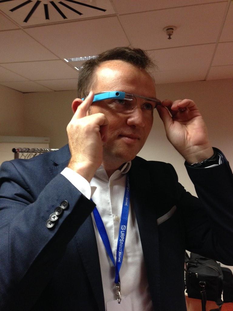 AuzouCeline's tweet photo. #RES2014 aujourd'hui j'ai testé les Google glass avec @jeromeleleu :) http://t.co/3kDa0Bgr4y