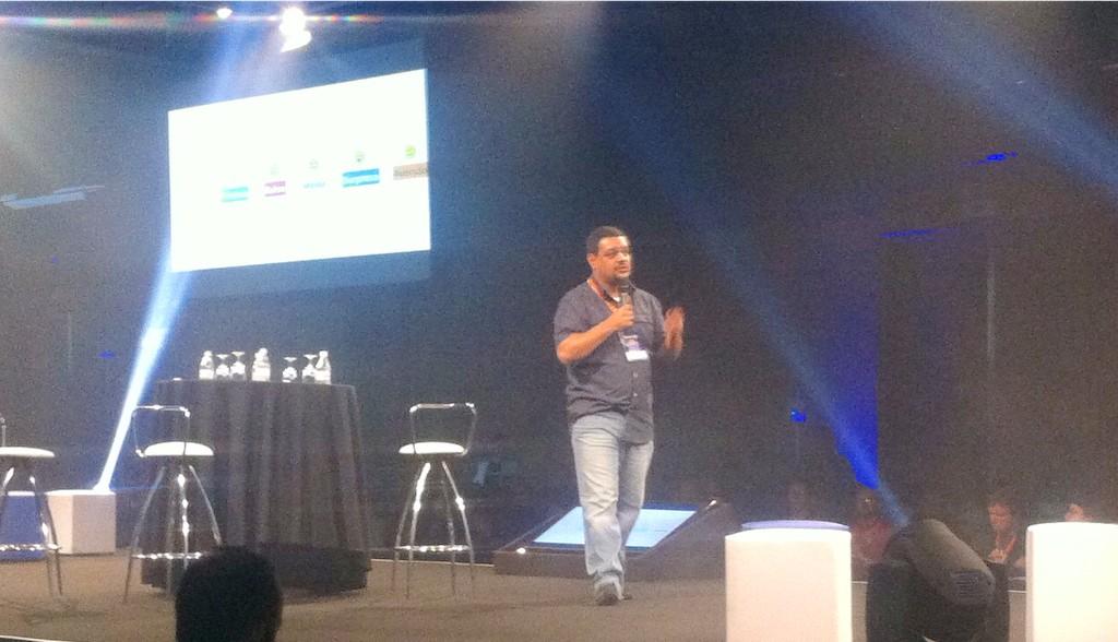 jorgegroove's tweet photo. JC Rodrigues - previsibilidade do ser humano; criando emoções - ao vivo: http://t.co/ZESN0XfkyV #intercon2014 http://t.co/MXitx2u8HC