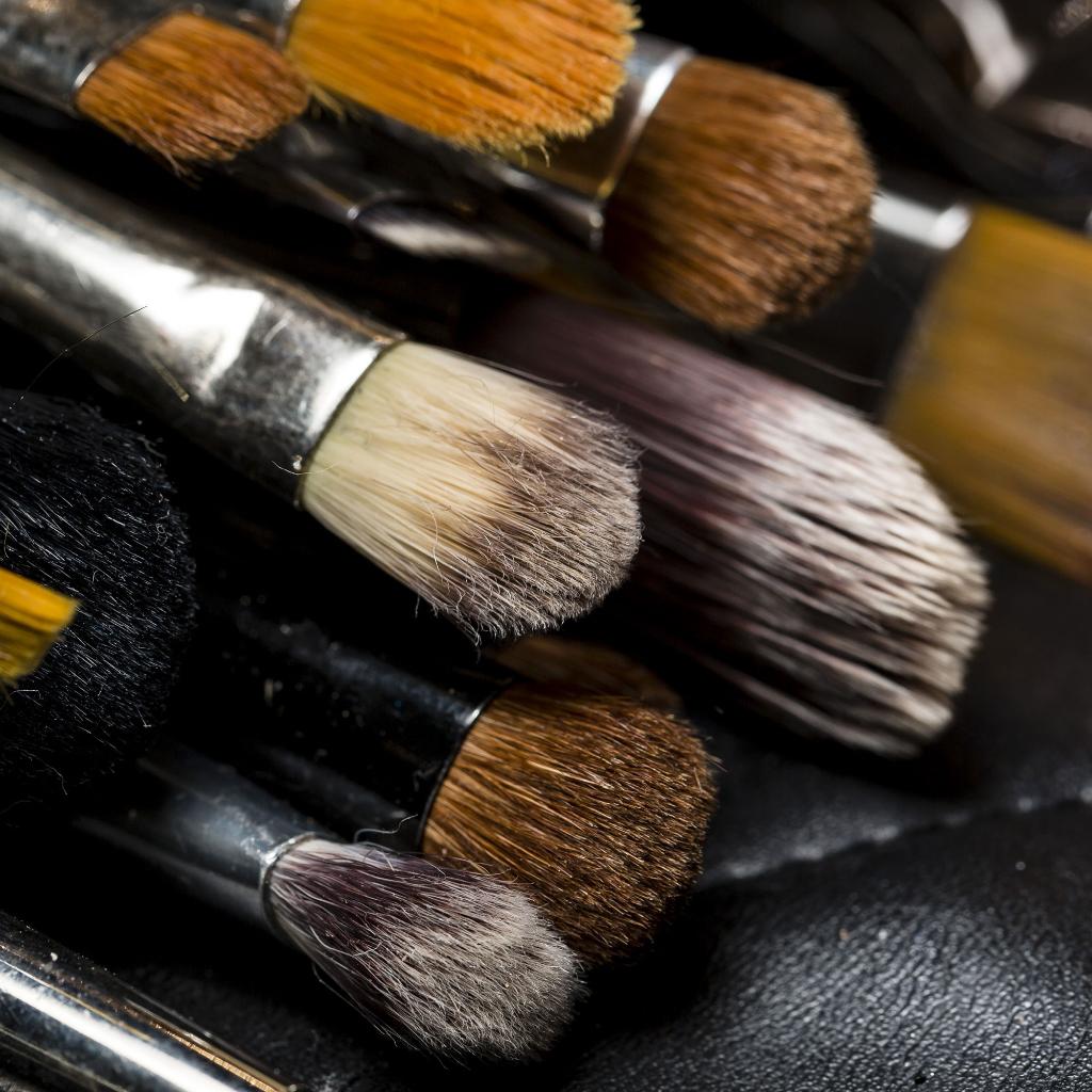 harpersbazaarus's tweet photo. The ONLY way you should be cleaning your makeup brushes: http://t.co/HlMNGVwm8I http://t.co/nLqRVJZ7kJ
