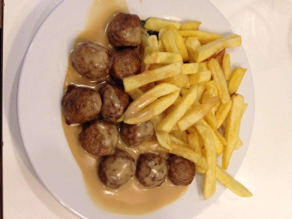 PolitinC's tweet photo. In einem Paralleluniversum fahren Schweden am Samstag in deutsche Möbelhäuser und essen Sauerkraut. http://t.co/NDFxRDT6sx