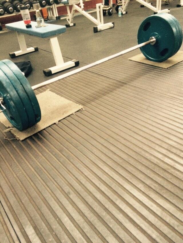 A_GuestPt's tweet photo. Deadlift #power #bigassweight http://t.co/NqbWCOpjYd
