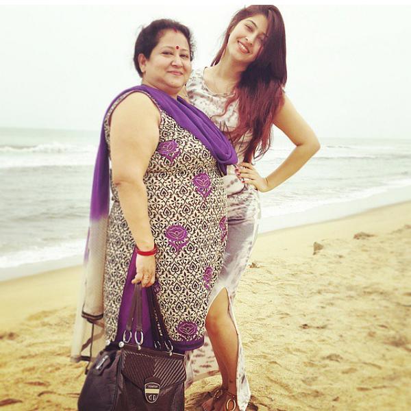 BsonarikaFans's tweet photo. Wow my angel with mom http://t.co/JaF7NvxlDF