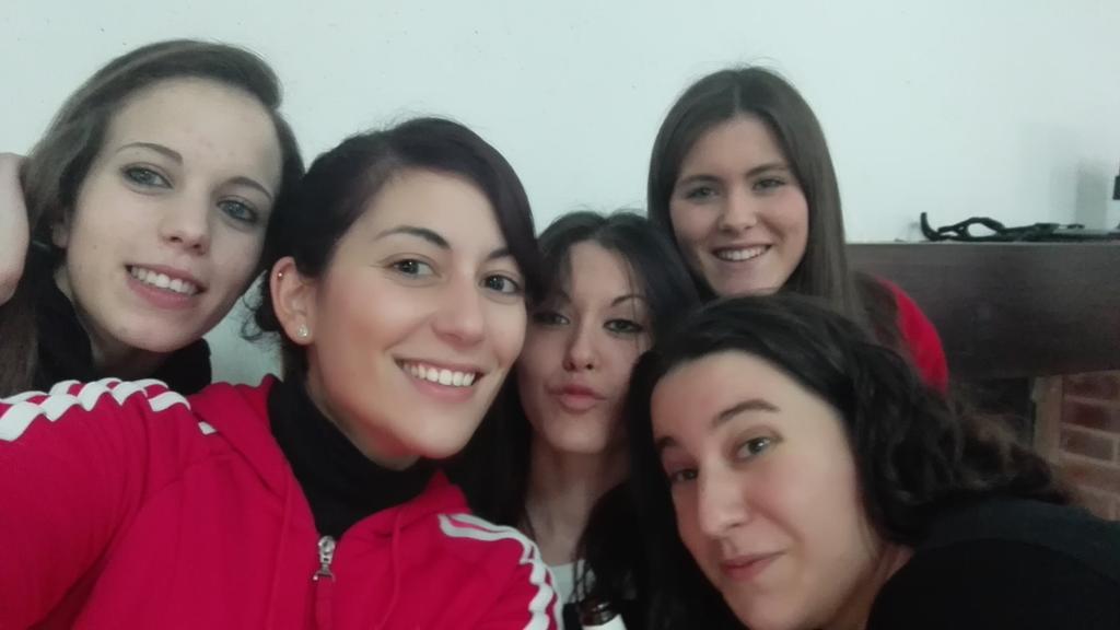 zucar88's tweet photo. De despedida @julia_gle @Anii410 @CeliaMartin2 http://t.co/h6bIxZjvpG