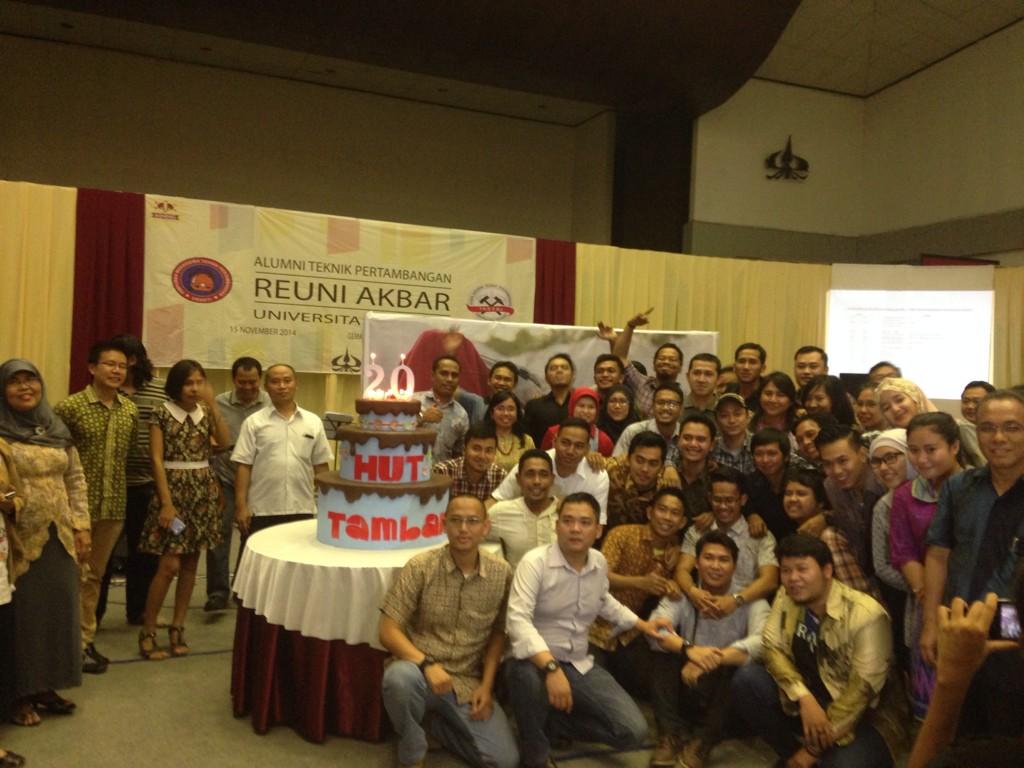 MiningWeek_2014's tweet photo. Selamat Ulang Tahun yang ke-20 Tambang Trisakti!!!! 🎉🎊🎁 #miningweek2014 http://t.co/gkBUzLuOAV