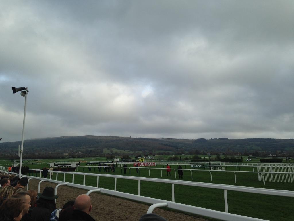 Raphherzog's tweet image. 4th race and not doing badly and still in the 👍🐎 now need #presentview to come in!!!