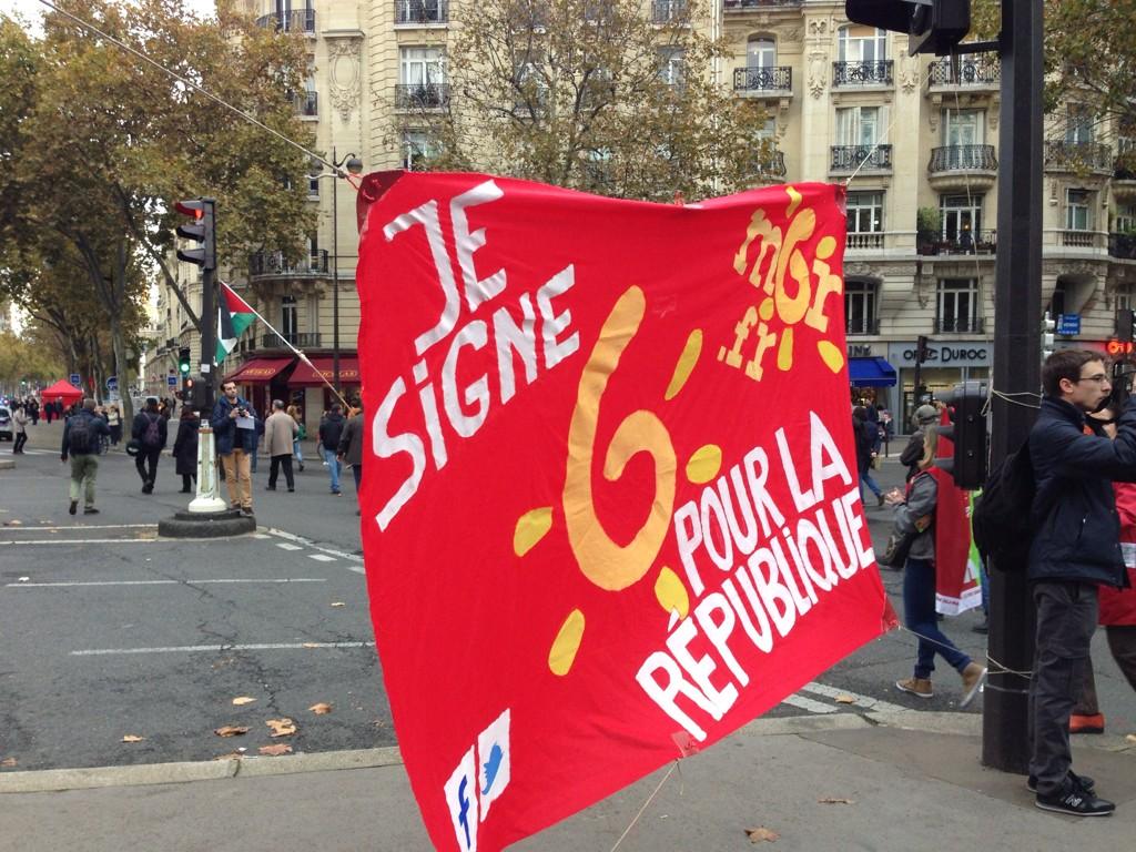 Mouv6eRep's tweet photo. À #Paris, des citoyens font signer pour la #6eRépublique ! #15nov #15novembre http://t.co/513YSdDT3s