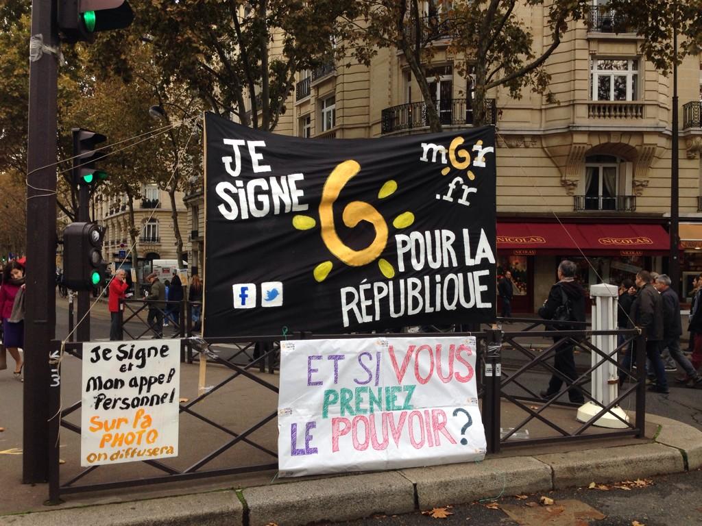 Mouv6eRep's tweet photo. À #Paris, des citoyens font signer pour la #6eRépublique ! #15nov #15novembre http://t.co/513YSdDT3s