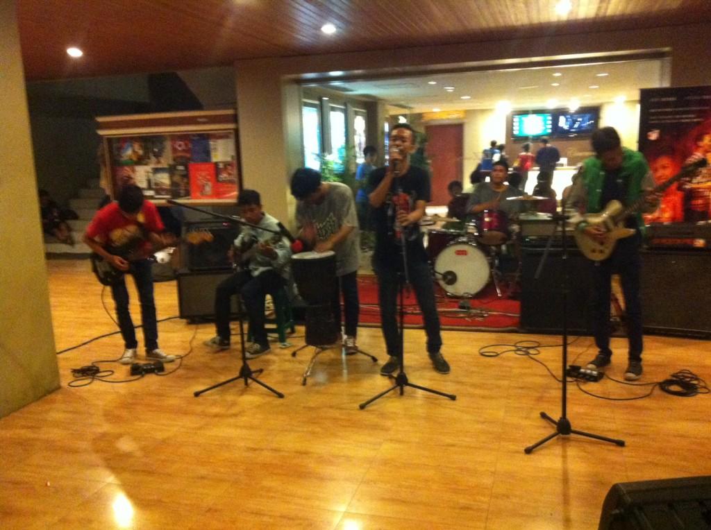 Official_JamSic's tweet photo. Band ke3 ada negeri morning, msh dgn aliran reggae, yoo man http://t.co/dXKTsTDCTQ