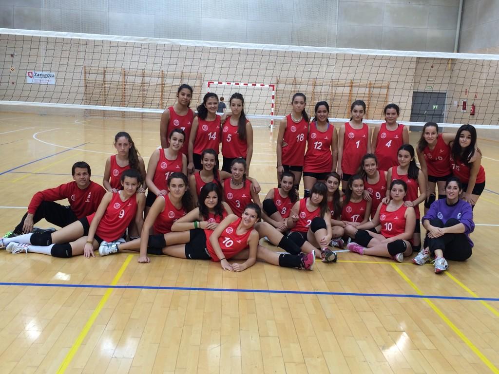 ClubVoleibolZGZ's tweet photo. Los equipos cadetes A y B se han enfrentando en un derbi vibrante. ¡Hoy todas las chicas han ganado! @CVZCadetesA http://t.co/lJdu52K41B
