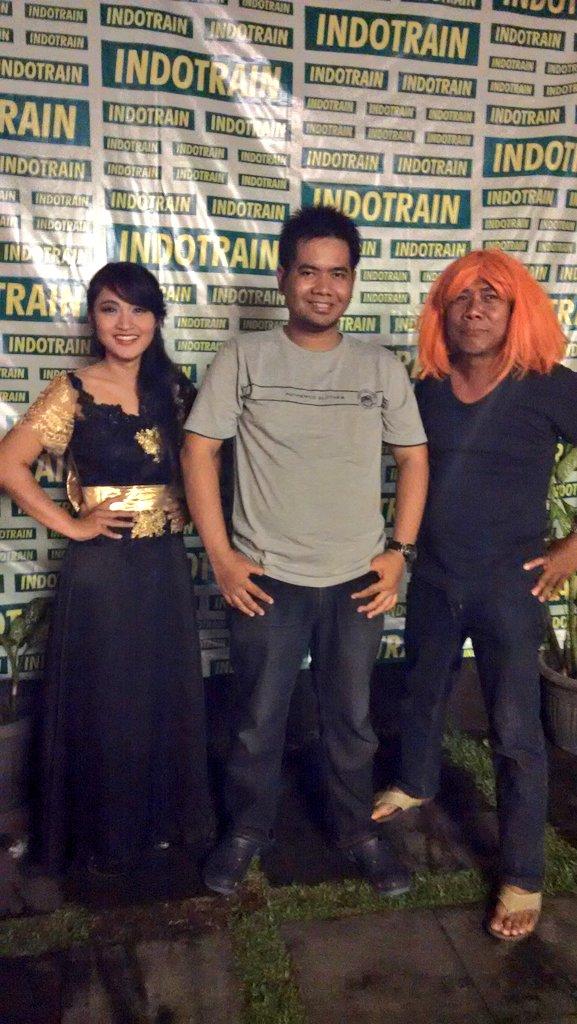 gk salah minta poto brg, bru nyadar trnyta MC kondang jogja. <a href="/a_denia/">adenia putri</a> folbek y :)) :D