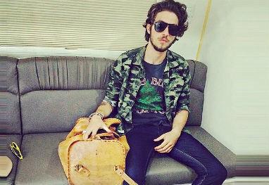 aboutchay's tweet photo. [O fuxico] Chay Suede tira o sapato nos bastidores da sessão de fotos http://t.co/mDNGQEAHi3 http://t.co/rf5TuvbE3S