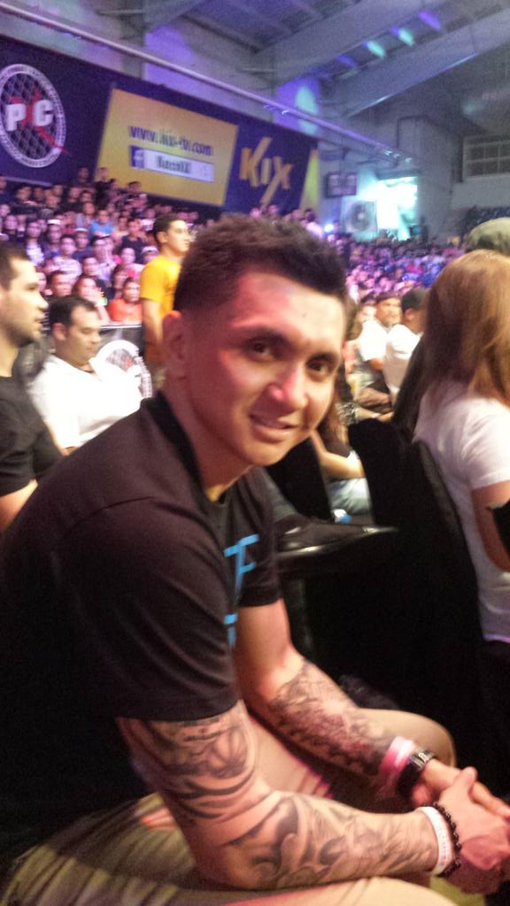 tiebreakertimes's tweet photo. Philippine Basketball team captain, Jimmy Alapag supporting our Filipino MMA fighters here at the #PXC46 #Gilas http://t.co/6gKYUj70tT
