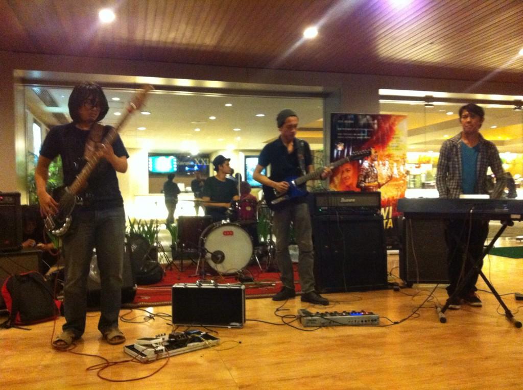 Official_JamSic's tweet photo. Selanjut ny ad wanted band instrumental jg yg meramaikan mlm ini, http://t.co/GwjXBD2RpX