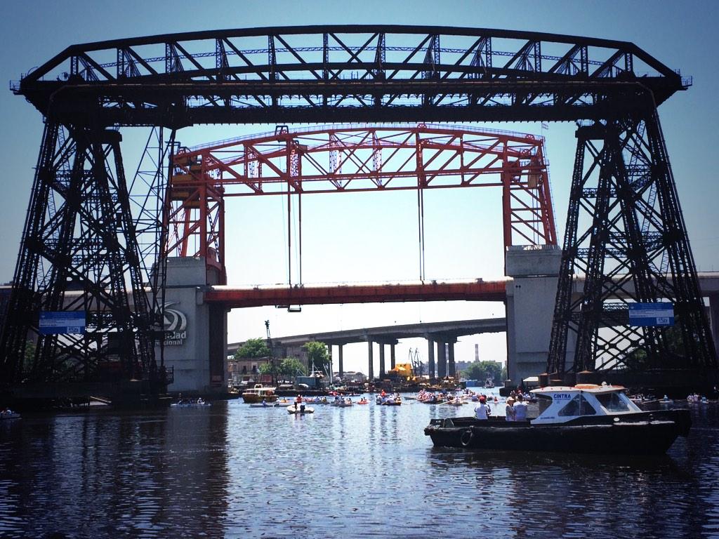 Los remeros llegando al histórico Puente Transbordador. <a href="/fundxlaboca/">fundacionxlaboca</a> #RemadaXRiachuelo