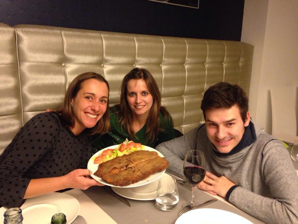 Respadana's tweet photo. Envíanos tu selfie con tu cachopo en @Respadana #Selfiecachopil Visítanos en el #BarrioHúmedo de #leonesp http://t.co/uU1CUlJ92o
