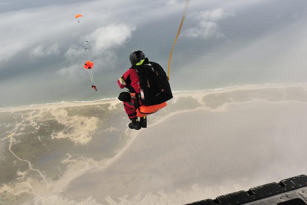 JTFA_FOIA's tweet image. Un #SARtech saute en parachute d&apos;un avion #Hercules pendant #SAREX #îleauSable hier (avec #413esc &amp;amp; @ParcsCanada