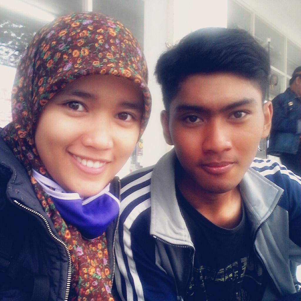 EkaGrim's tweet photo. Narsis depan indomart :D http://t.co/WmmogMtrAS