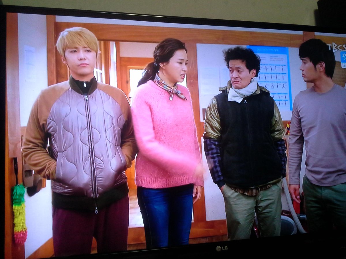 ftisland671's tweet photo. 수능도 끝났겠다 이제는 정말 편안한마음으로 보는 모던파머!! 하늬언니랑 홍기오빠랑 서로티격태격하는모습이 귀엽다ㅋㅋㅋㅋ 예고편보니까 되게 힘들어보이던데 내일도 기대된당 http://t.co/ugqKLG66ec